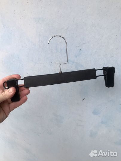 Вешалки чёрные стильные в магазин одежды