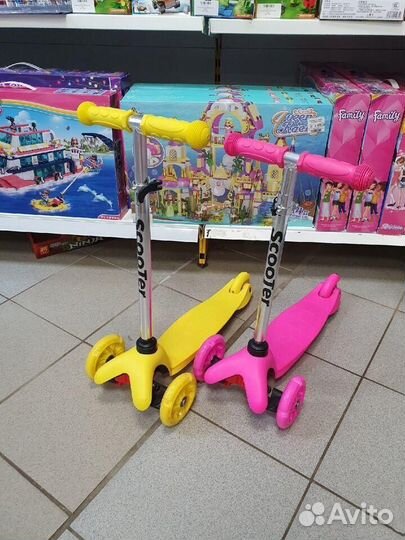 Самокат трехколесный