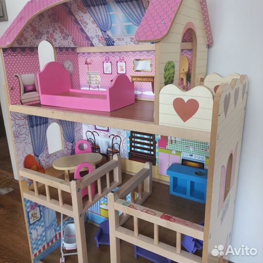 Большой кукольный домик с мебелью