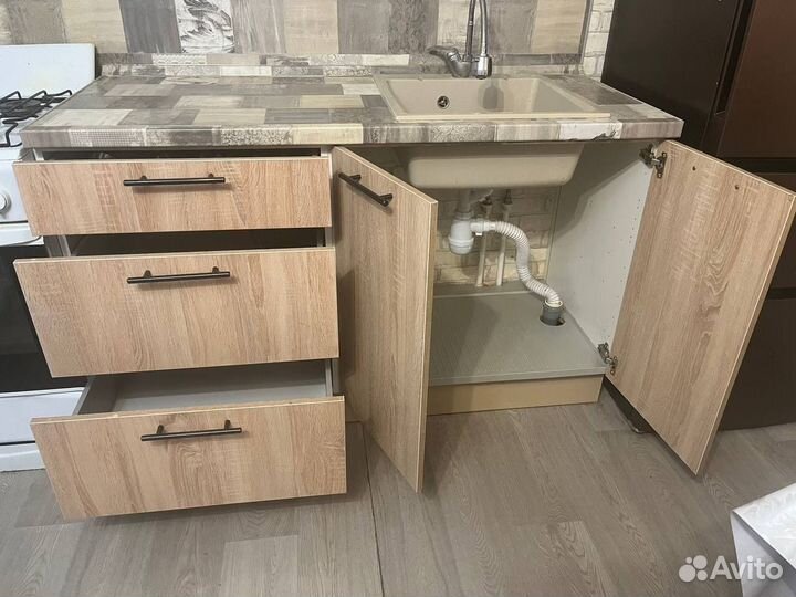 Кухонная гарнитура, плита, мойка и вытяжка