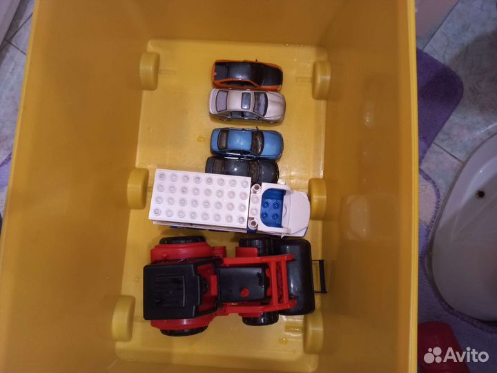 Целый контейнер игрушек