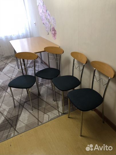 Кухонный стол и стулья