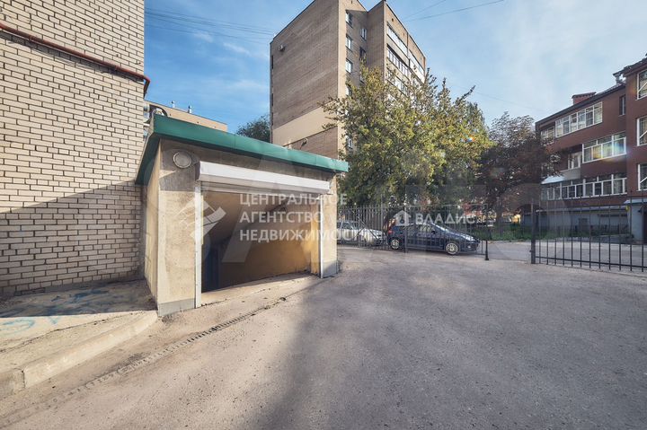 Машиноместо, > 30 м²