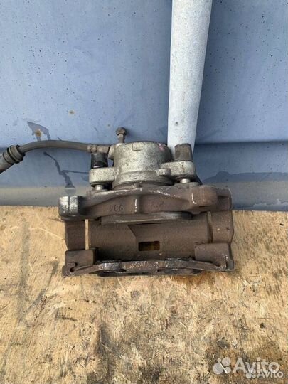 Суппорт передний левый V70 V60 2007-2014 XC70 S80