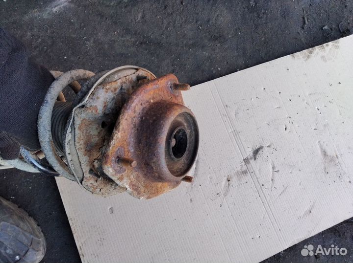 Стойка передняя Hyundai Accent левая в сборе