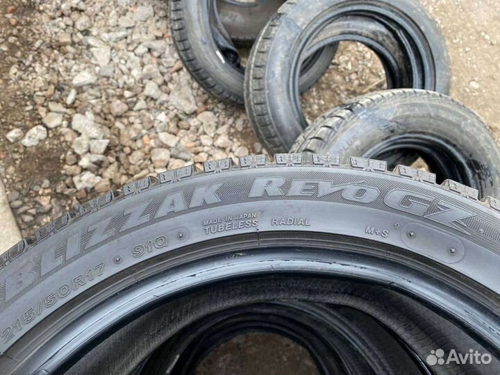 Bridgestone Blizzak Revo GZ 215/50 R17