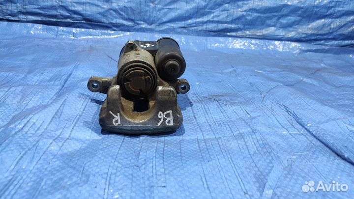 Суппорт тормозной задний правый Volkswagen Passat