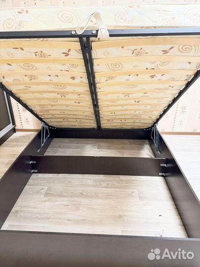 Кровать с матрасом