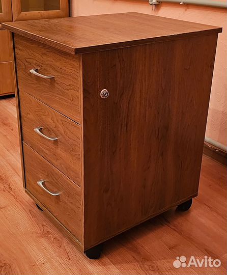 Тумба офисная выкатная с замком