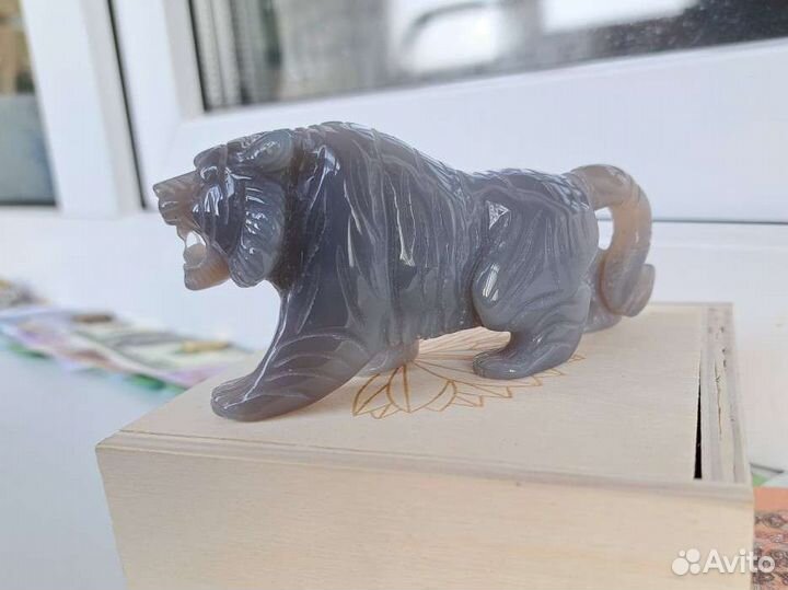 Тигр из агата с кварцевой жеодой в коробочке