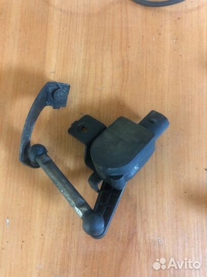 Датчик высоты дорожного просвета Audi A6 4F2 BDW