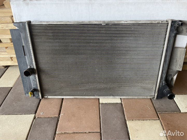 Радиатор охлаждения на toyota Auris