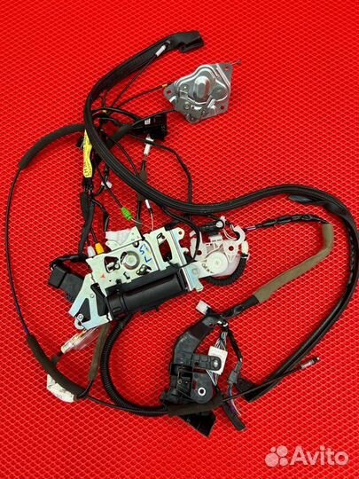 Замок двери задний левый Toyota Roomy M900A 1KR-FE