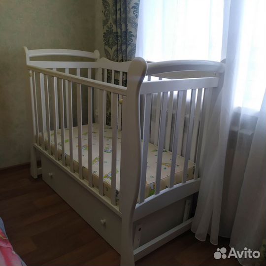 Детская кроватка с маятником и ящиком