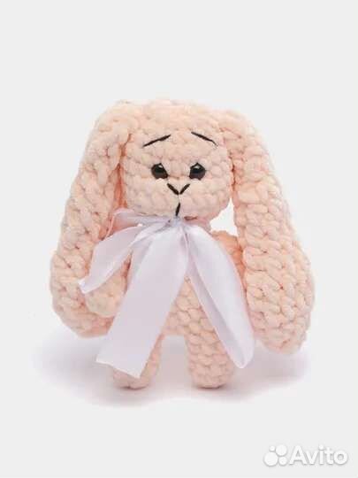 Плюшевый заяц вязаный