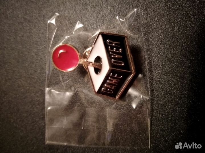 Game over значок металл