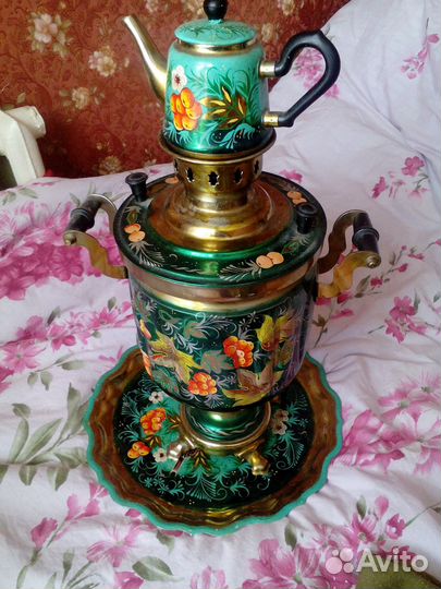 Самовар на дровах на подносе с заварным чайником