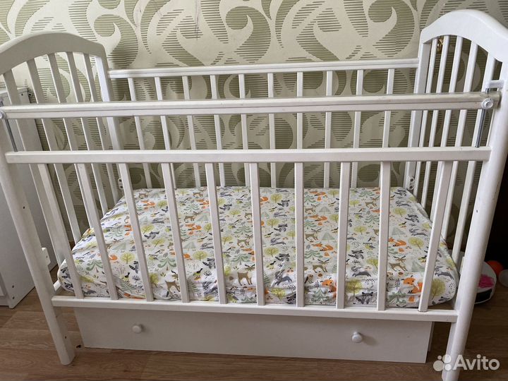 Детская кровать с маятником и ящиком