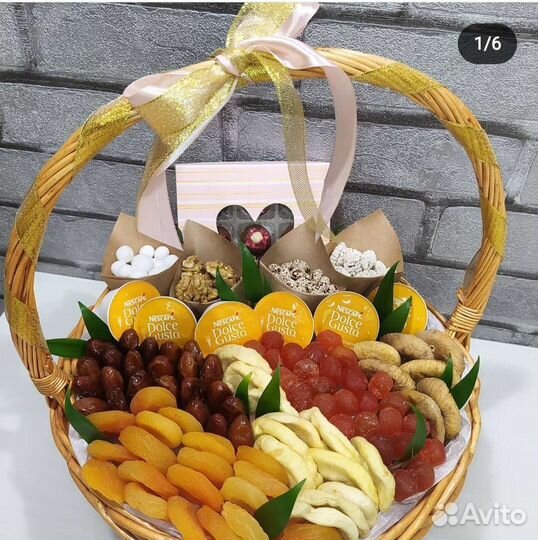 Корзина с фруктами, сухофруктами