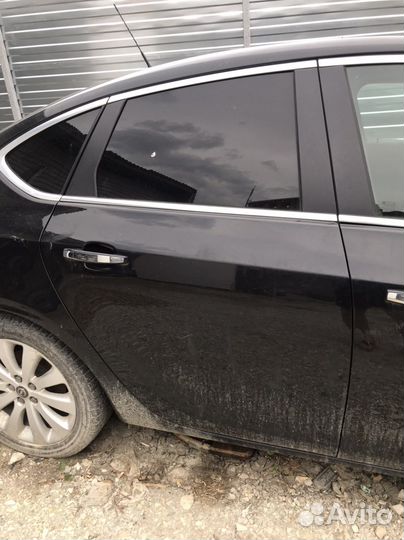 Задняя правая дверь на opel astra J