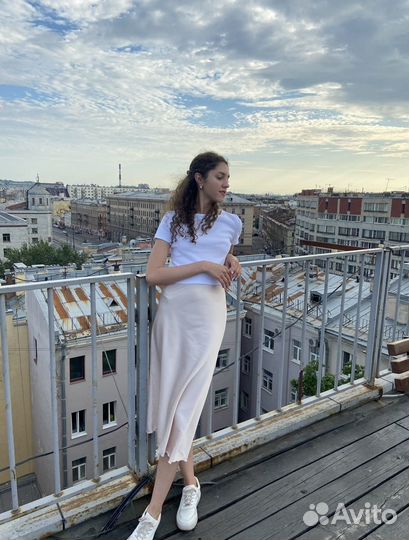 Атласное платье миди