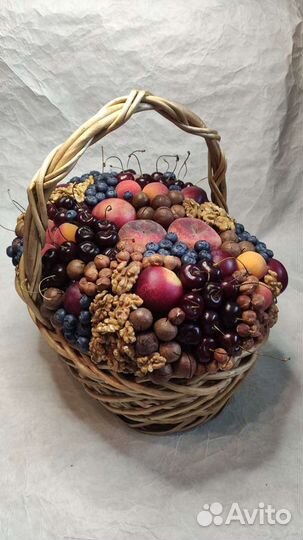 Корзина с фруктами и ягодами