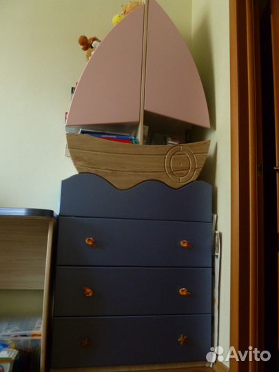 Детская: комод, стол, стеллаж