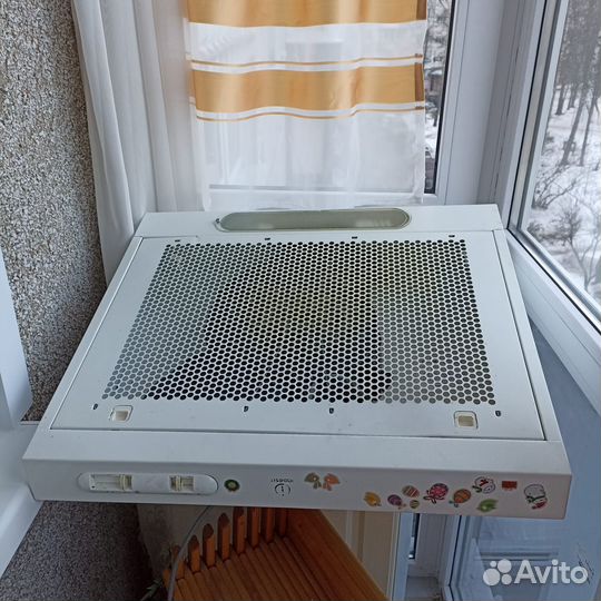 Кухонный гарнитур и вытяжка