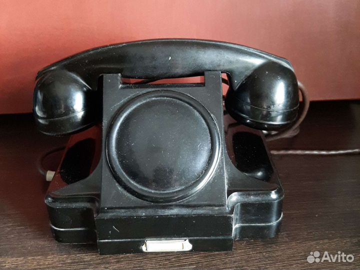 Старинный телефонный аппарат