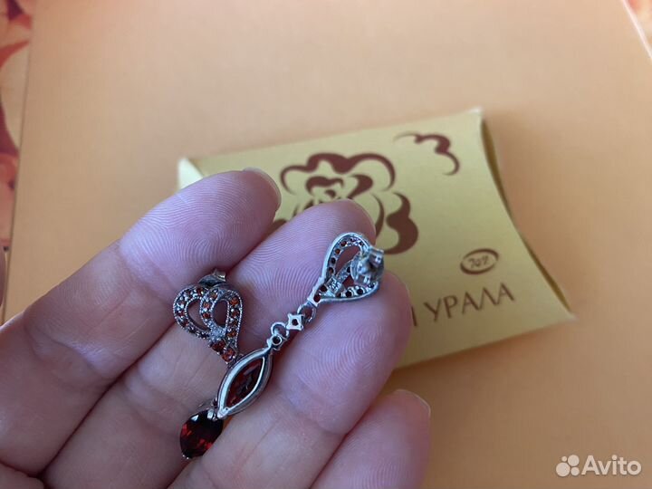 Серьги с гранатом серебряные