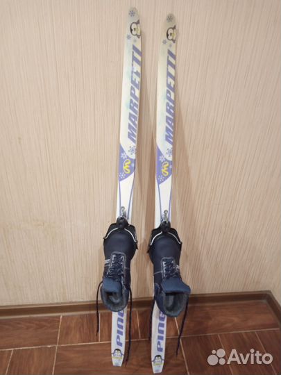 Лыжи и ботинки классические. Лыжи с насечкой