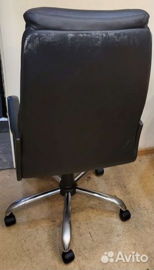 Офисное кожаное кресло бу