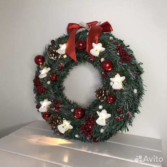 Рождественский венок с гирляндой