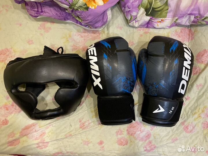 Боксерские перчатки и шлем