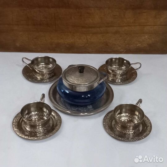 Предметы из цветного стекла и мельхиора