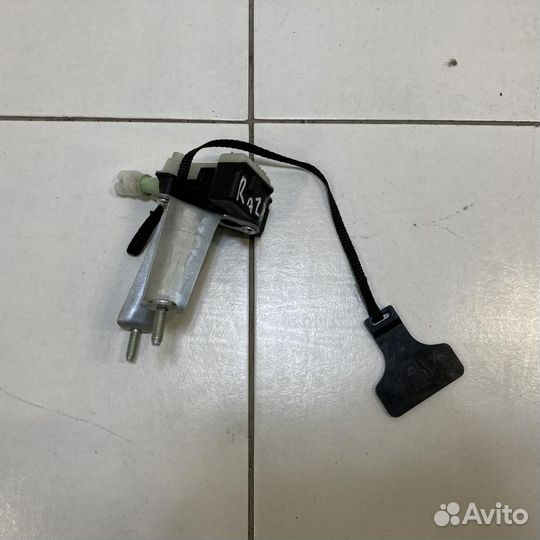 Замок лючка бензобака Toyota Avensis T270 ZRT271 2