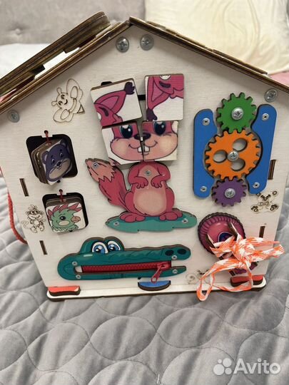 Игрушка Домик бизиборд