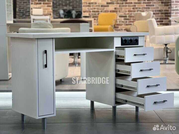 Маникюрный стол с розетками