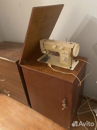 Швейная машина Чайка 142