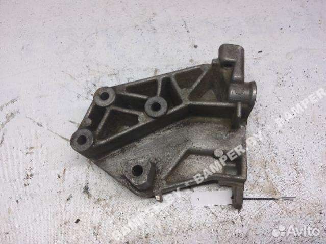 Кронштейн двигателя Renault Laguna 7700817176