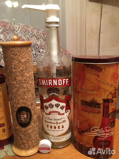 Бутылки и коробки из-под алкоголя