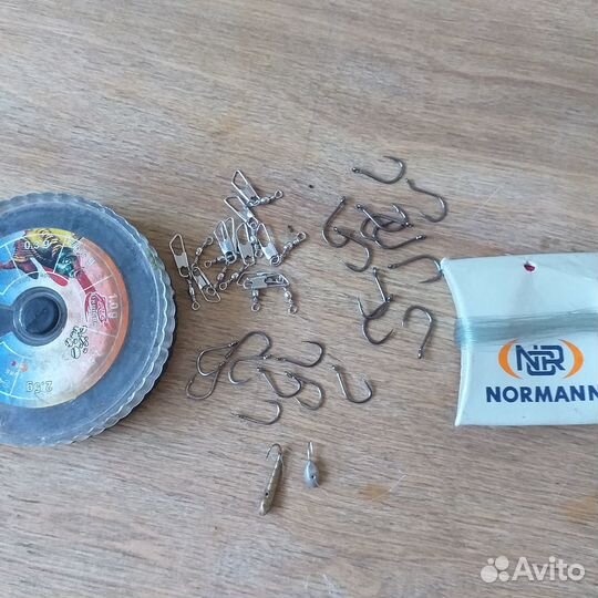 Леска рыболовная и набор крючков