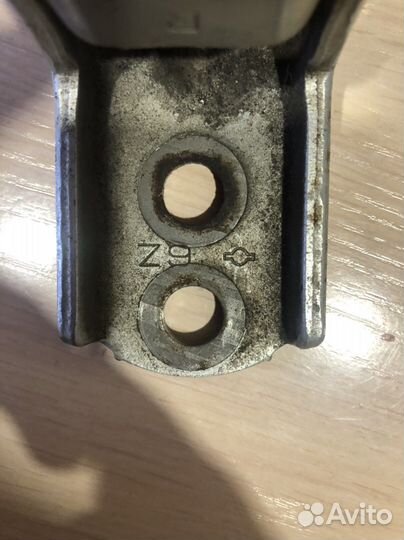 Петли передние левые nissan primera p11