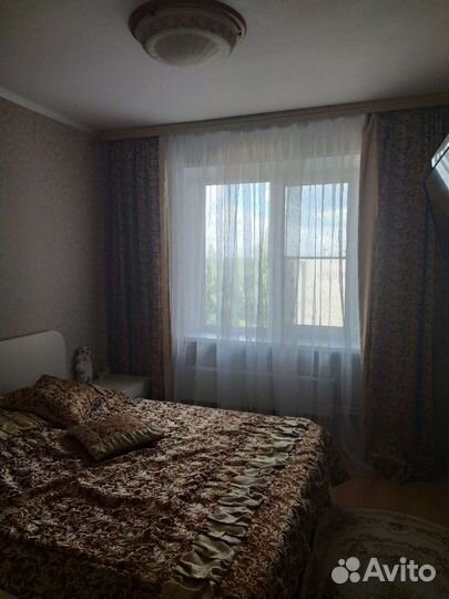 Шторы, покрывало, люстра, две подушки, ламбрекен