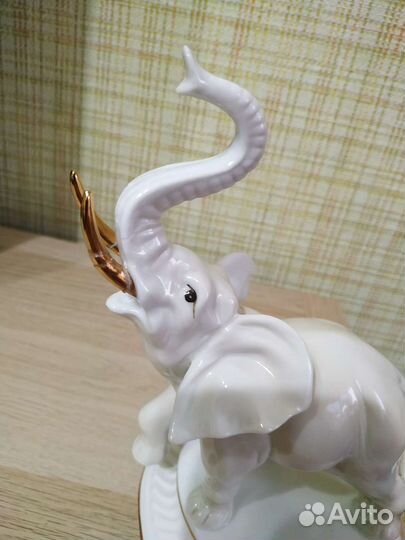 Фарфоровая статуэтка слон