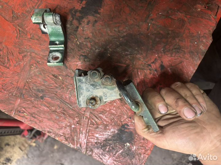 Петли вод. Двери шкода