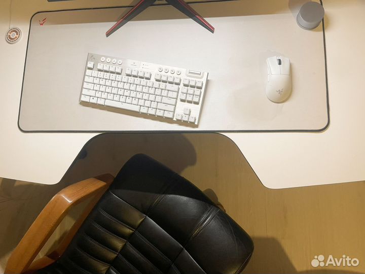 Компьютерный стол белый