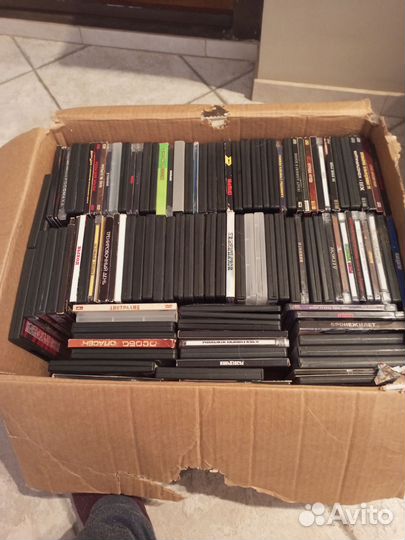 DVD, CD, VHS всего около 500 может больше