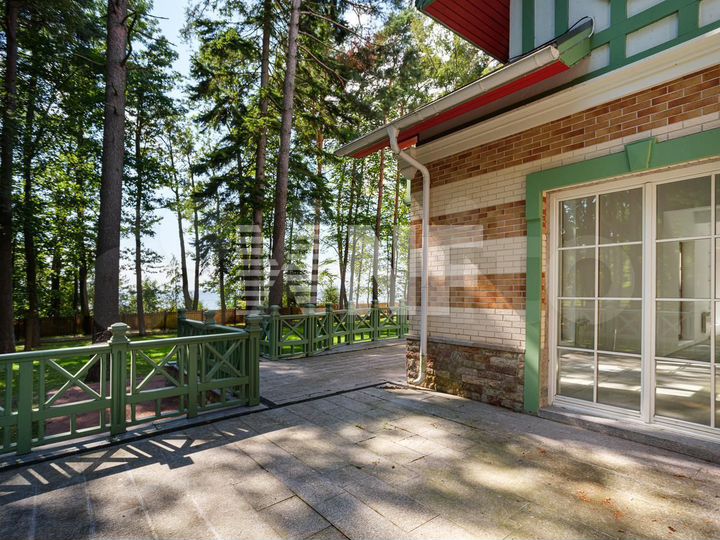 Дом 453 м² на участке 56 сот.