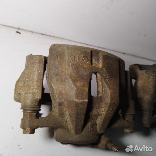 Суппорт передний правый Toyota Corolla E150